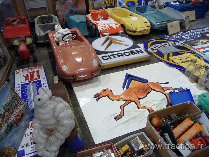 Epoquauto (142).JPG - 05/11/2010 - 69000 LYONƒPOQU'AUTO32�me Salon International Autos & Motos AnciennesVoitures ˆ pŽdales, plaques ŽmaillŽes É